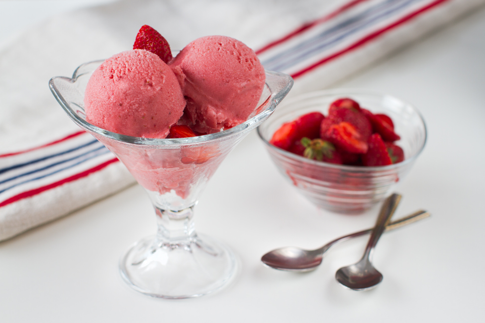 Hausgemachtes Eis mit Früchten und Buttermilch – Schnell und Zuckerfrei