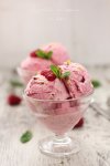 Helado de frambuesa, sencillo y cremoso