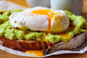 Toast de avocado cu ou poșat