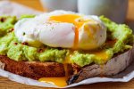 Toast de avocado cu ou poșat